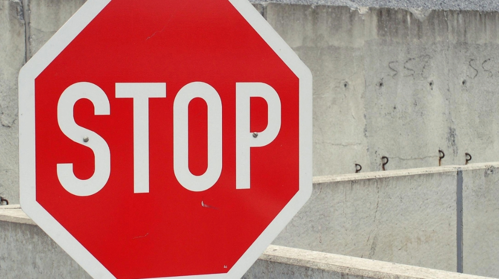 Stoppskylt mot betongbakgrund