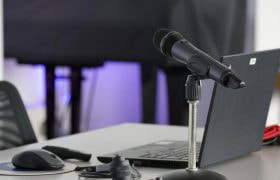 Bärbar dator och mikrofon