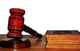 Ett skrivbord med en klubba och en lagbok