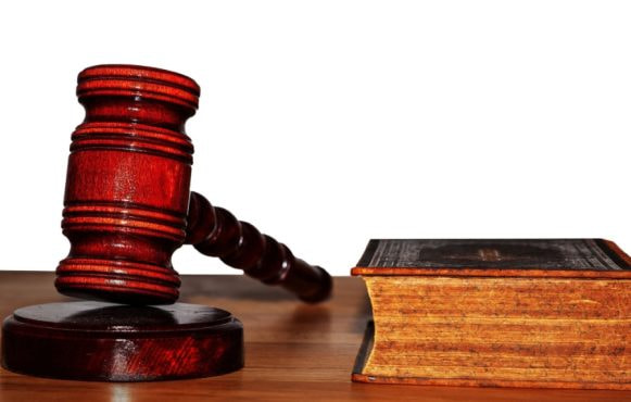 Ett skrivbord med en klubba och en lagbok