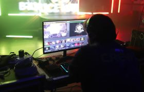 Person tittar på live streaming på datorskärm.