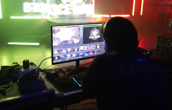 Person tittar på live streaming på datorskärm.