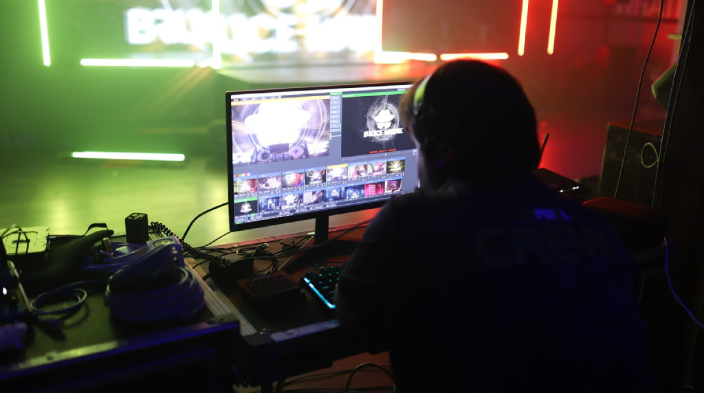 Person tittar på live streaming på datorskärm.