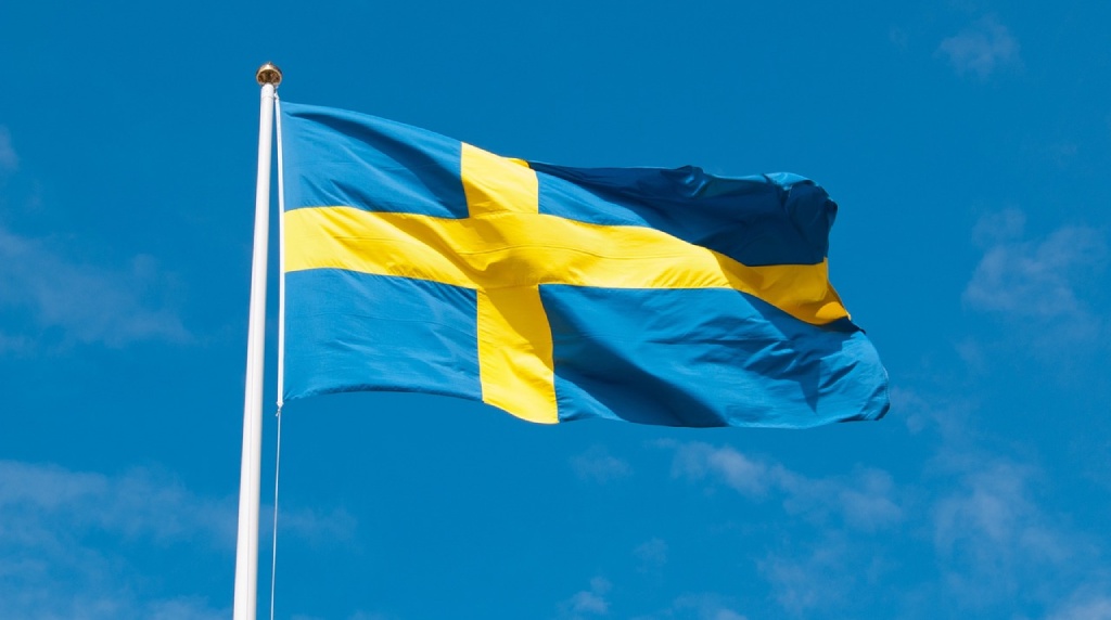 Svensk flagga mot blå himmel