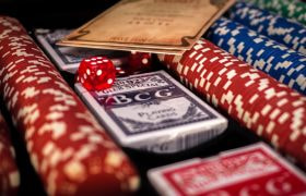 En låda med pokertillbehör, spelmarker och spelkort.