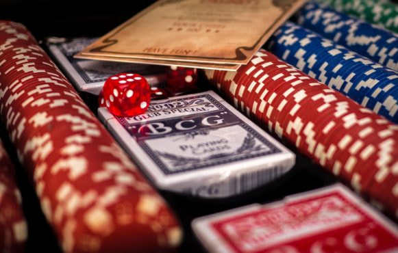 En låda med pokertillbehör, spelmarker och spelkort.