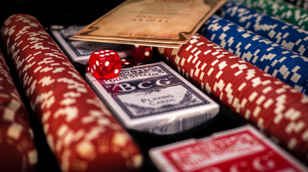 En låda med pokertillbehör, spelmarker och spelkort.