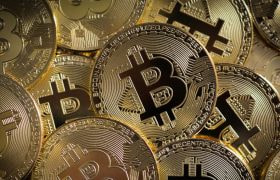 Bilden är täckt av mynt som ska symbolisera bitcoins