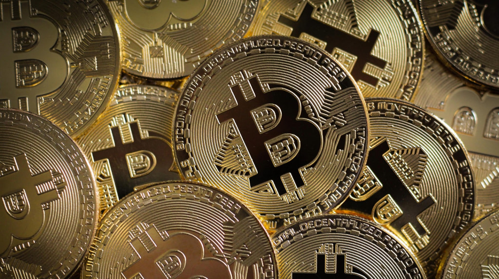 Bilden är täckt av mynt som ska symbolisera bitcoins