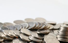 Silverfärgade mynt i hög