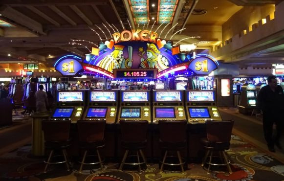 Slotmaskiner på ett landbaserat casino i Las Vegas