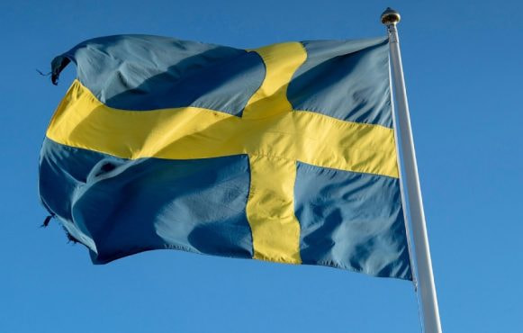 Svenska flaggan mot blå himmel