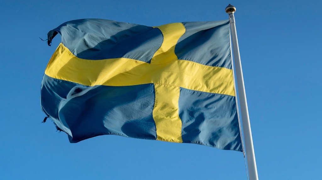 Svenska flaggan mot blå himmel