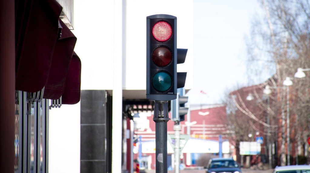 Ett trafikljus som visar rött ljus och indikerar stopp