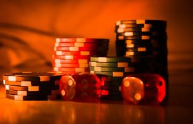 Högar med olika casinomarker samt tärningar