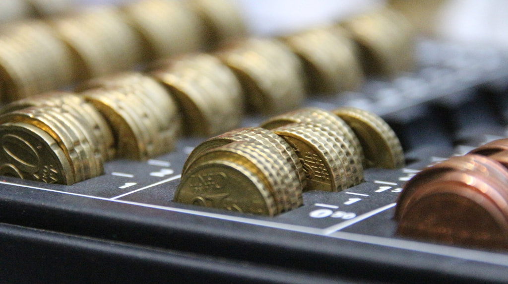 Euro mynt sorterade i rader
