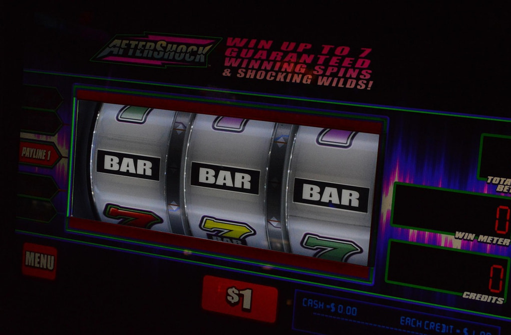 En klassisk spelautomat som snurrat fram tre lika symboler