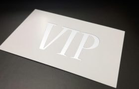 Vitt kuvert med texten VIP på