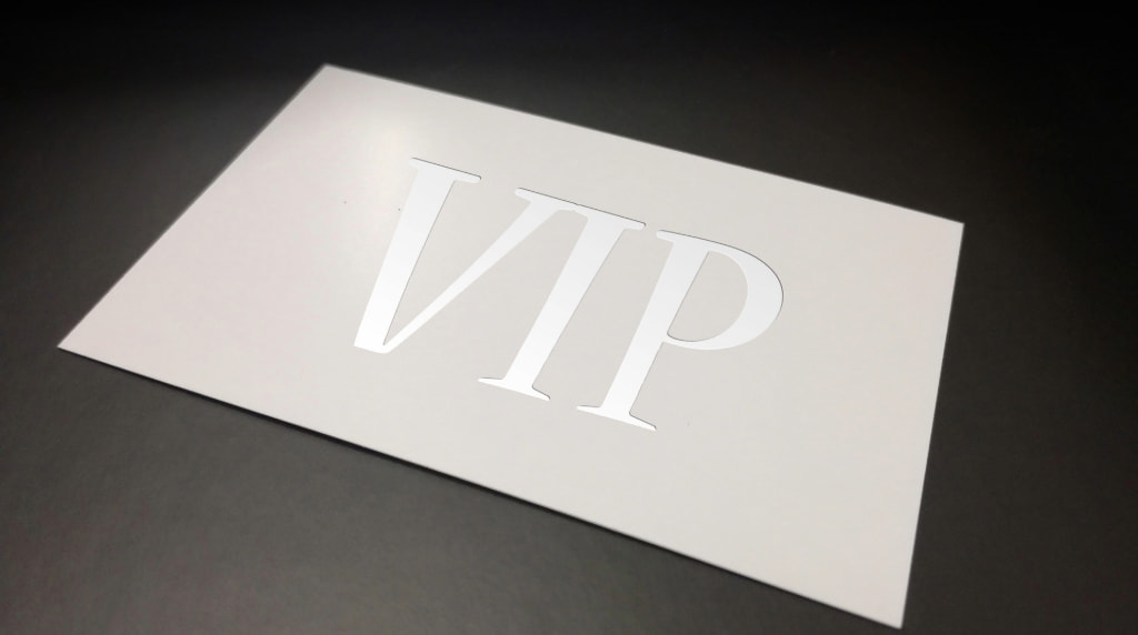 Vitt kuvert med texten VIP på