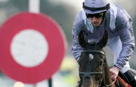 James Reveley Riding Il Est Francais to Win at Kempton Park.