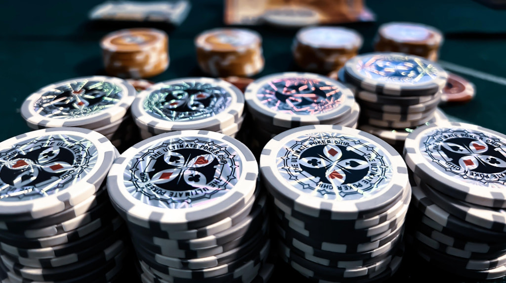 Pokerbord med marker på casino