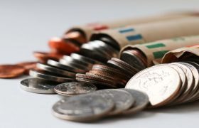 Rullar med mynt i olika värden