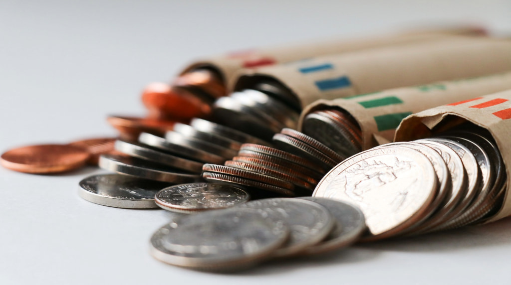 Rullar med mynt i olika värden