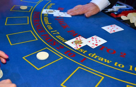 Blått blackjack-bord