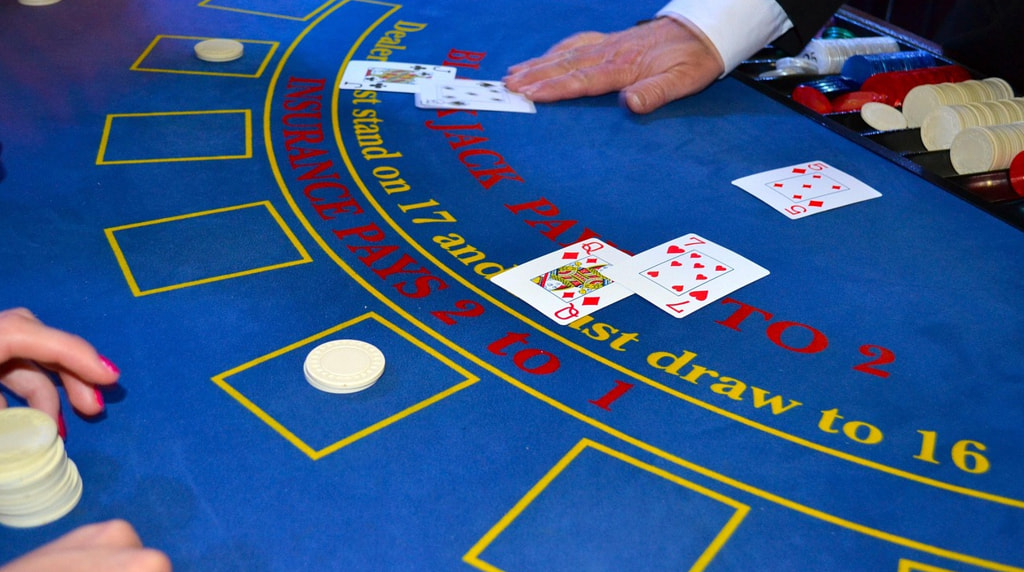 Blått blackjack-bord