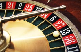 Bilden visar delar av ett roulettehjul.