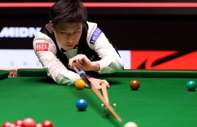 Zhao Xintong in action at the 2025 World Snooker Championship.
