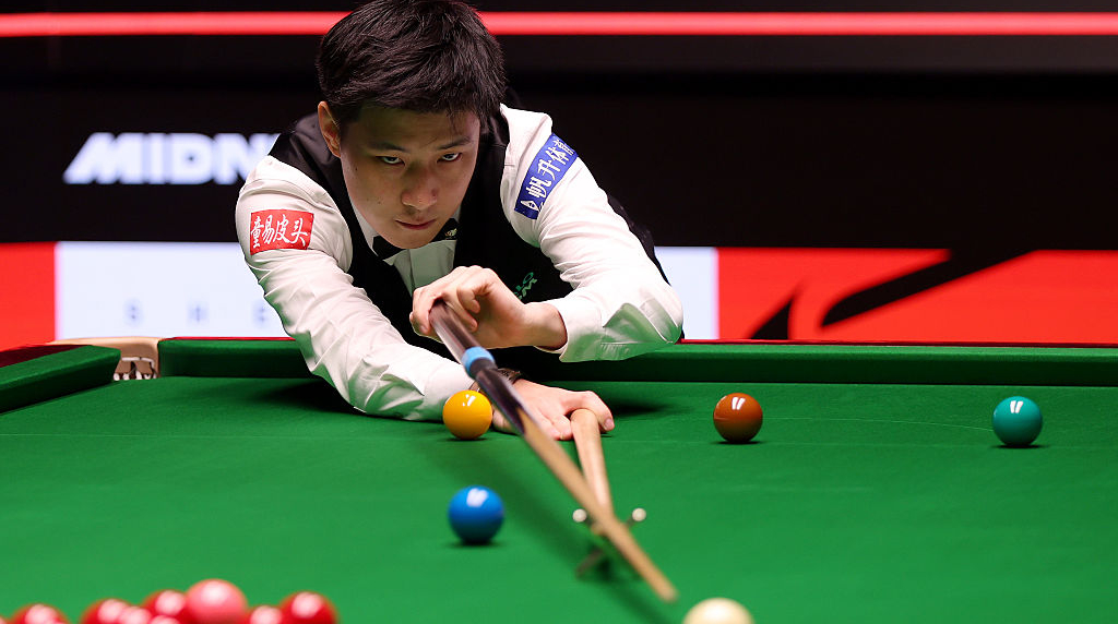 Zhao Xintong in action at the 2025 World Snooker Championship.