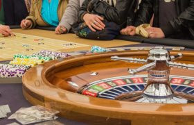 Roulettehjul och spelare.