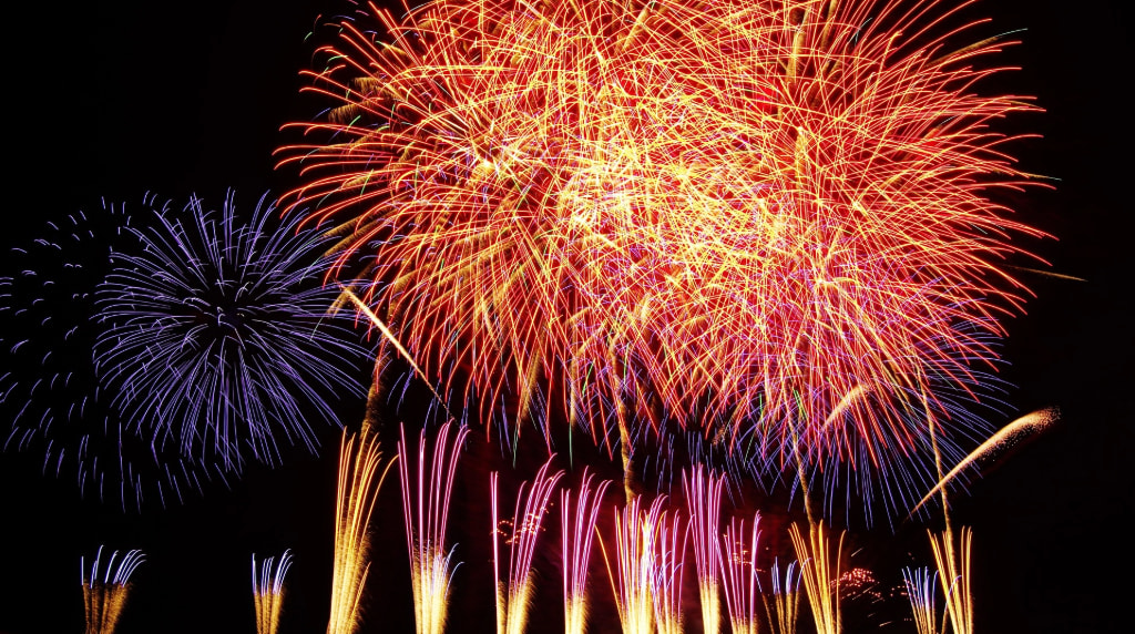 Fyrverkerier mot en mörk himmel