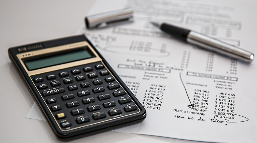 Miniräknare, penna och en skatteuträkning