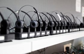Kundservice headsets på rad på en hylla