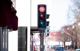 Ett stoppljus med rött ljus tänt