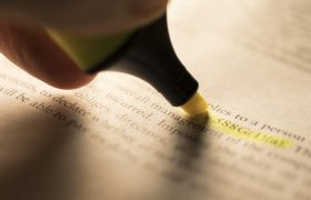 Överstrykningspenna används på dokument