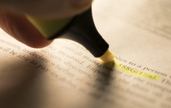 Överstrykningspenna används på dokument