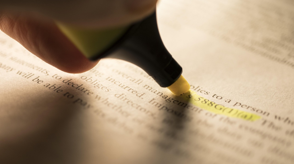 Överstrykningspenna används på dokument