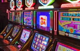 Slotsmaskiner i casinomiljö