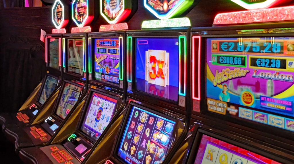 Slotsmaskiner i casinomiljö