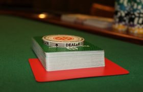 Pokerbord med kortlek och poker chip