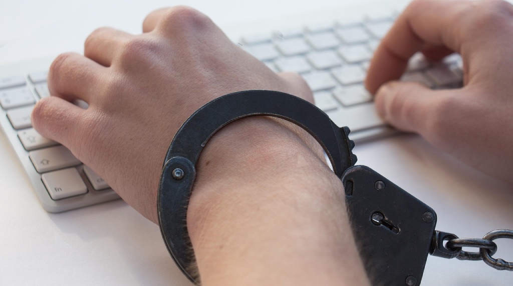 Bilden visar två händer med handklovar på ett tangentbord