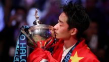 Wu Yize Kisses the Halo World Snooker Championship trophy.