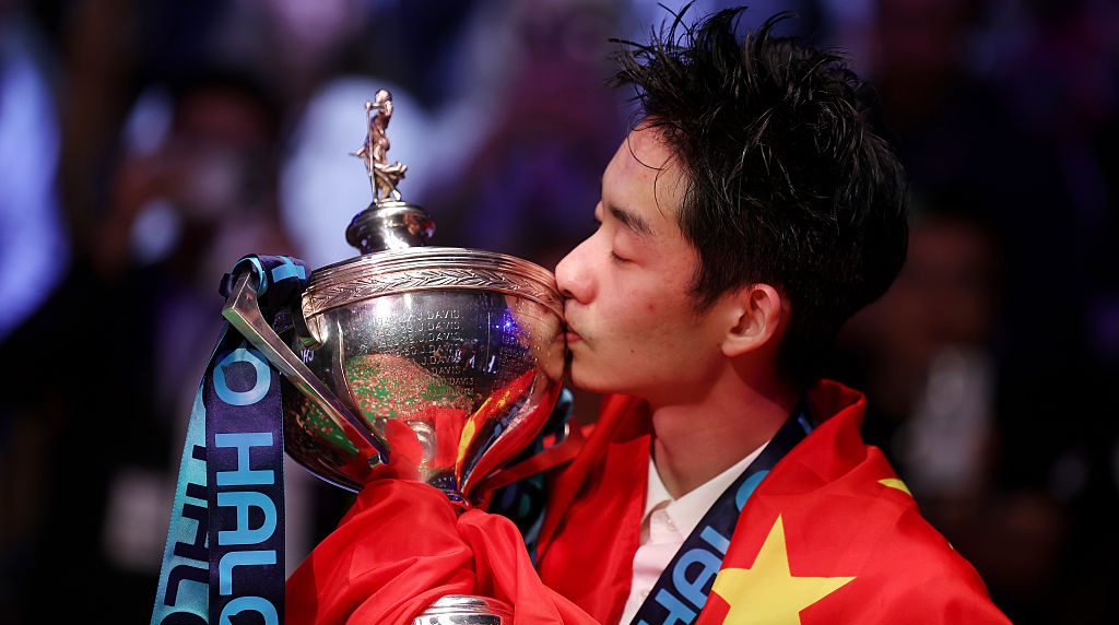 Wu Yize Kisses the Halo World Snooker Championship trophy.