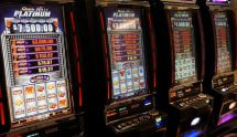 Slot machine illuminate in fila dentro un casinò