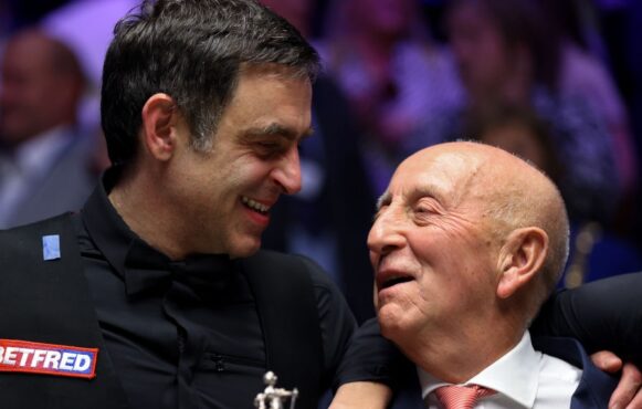 Fred Done and Ronnie O'Sullivan at the 2022 World Snooker Championship.