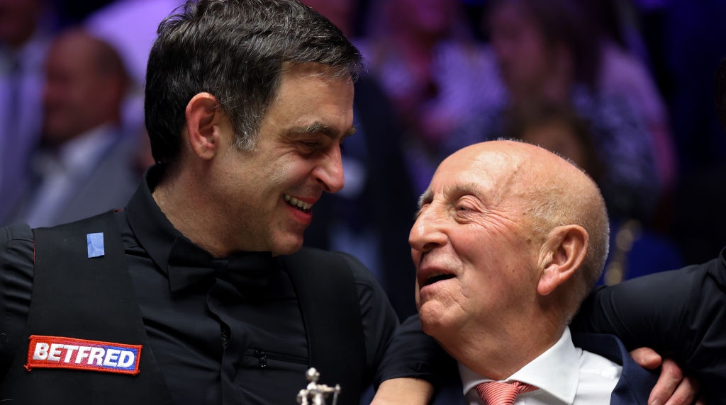 Fred Done and Ronnie O'Sullivan at the 2022 World Snooker Championship.