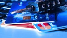 Lucchetto a combinazione posato su carte di pagamento